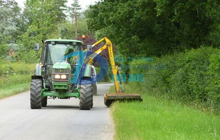 Máy cắt cỏ ven đường