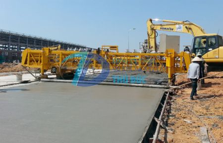 Máy rải bê tông xi măng CF1250E