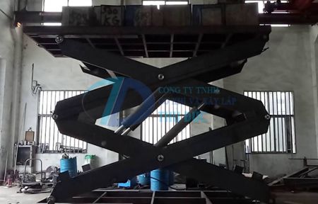 Bàn nâng hàng hạng nặng