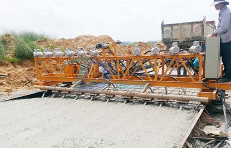 Máy đầm tự hành