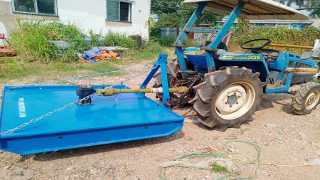 Máy cắt cỏ trục phát