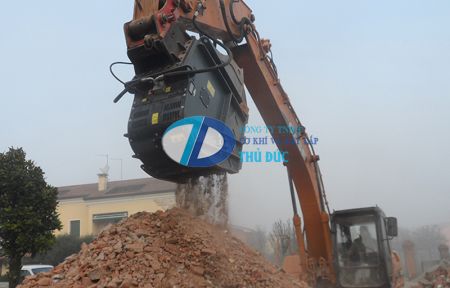 Máy nghiền đá lắp trên xe đào