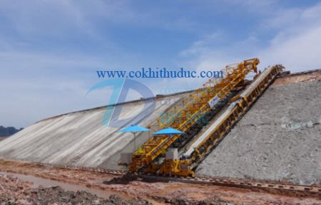 Máy rải bê tông mái dốc