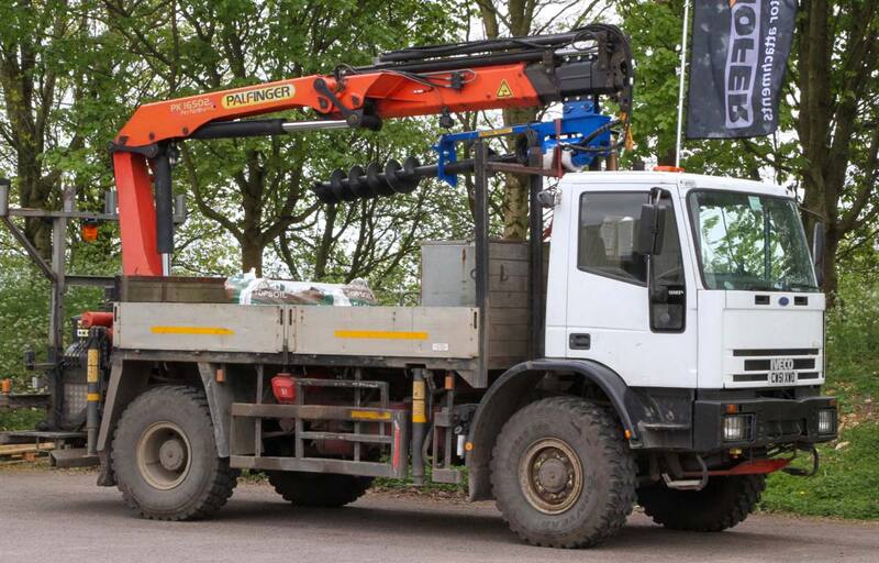 Máy khoan đất thủy lực Augertorque gắn xe cẩu thùng